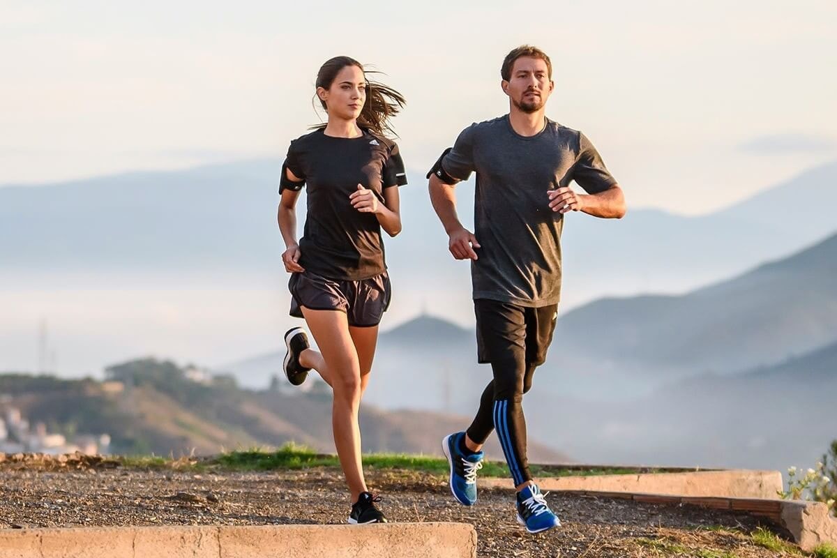 Giày chạy bộ nam Run Active — nhẹ, êm, đệm tốt. Người mới bắt đầu chạy bộ sẽ yêu thích đôi này.